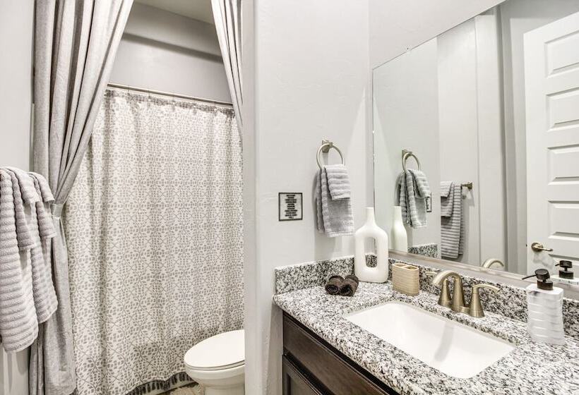 Marana Home W/ Pool Access & Mountain Views!