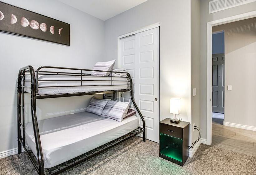 Marana Home W/ Pool Access & Mountain Views!