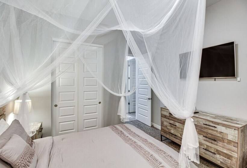 Marana Home W/ Pool Access & Mountain Views!