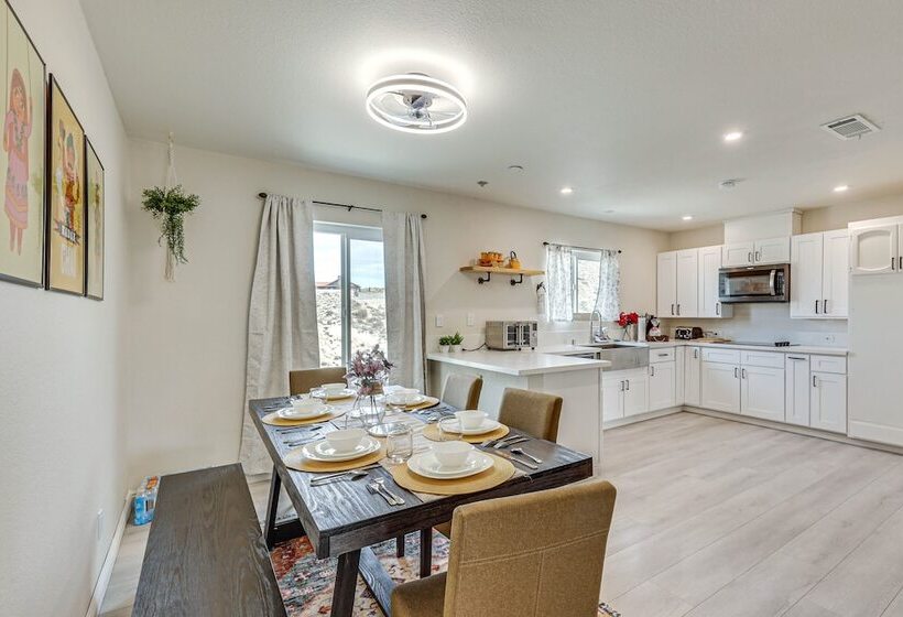 The Maharaja Retreat  W/ Hot Tub & Ev Charger!