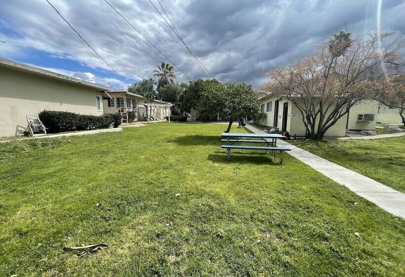 Мотель Elsinore Hot Springs & Lodge