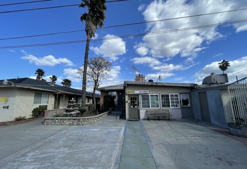 Мотель Elsinore Hot Springs & Lodge