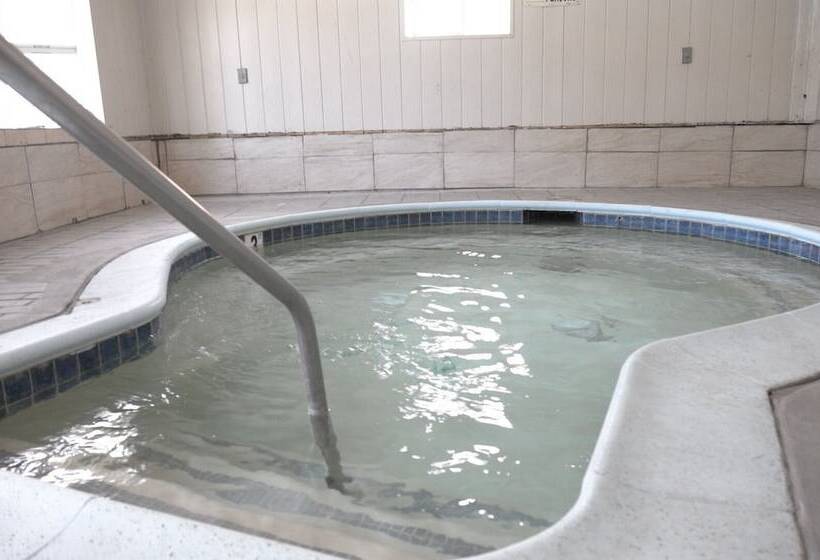 Мотель Elsinore Hot Springs & Lodge