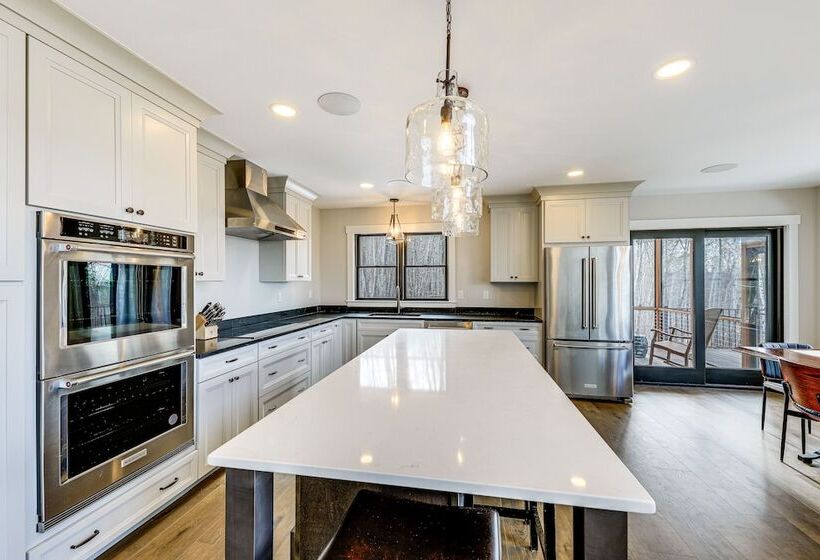 Mountain View Home In Stoneham W/ Hot Yoga Studio!