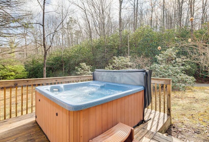 Peaceful Hendersonville Cabin   Hot Tub & Fire Pit