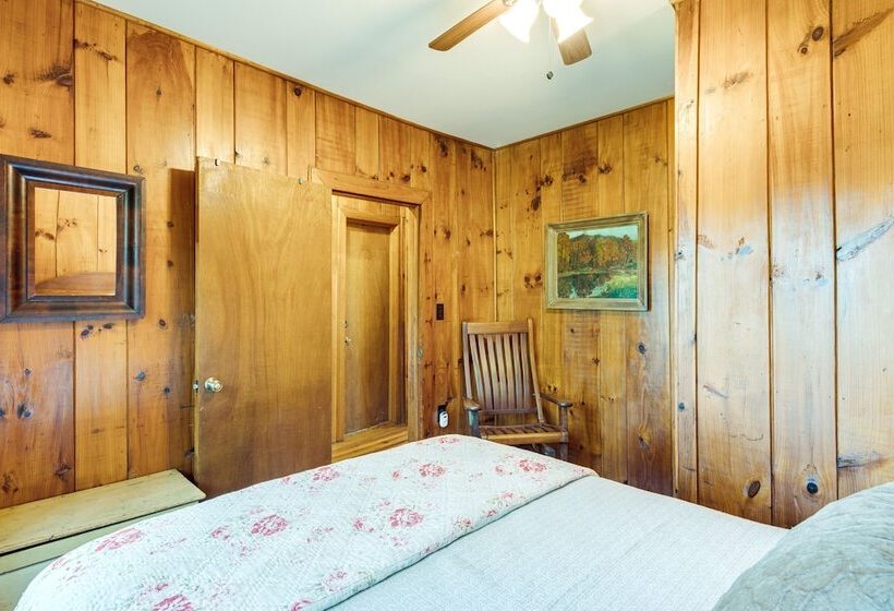 Peaceful Hendersonville Cabin   Hot Tub & Fire Pit