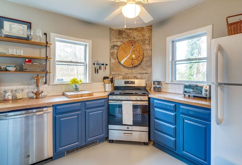 Peaceful Hendersonville Cabin   Hot Tub & Fire Pit