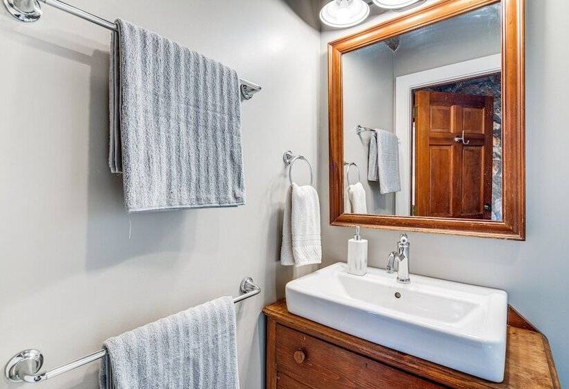 Peaceful Hendersonville Cabin   Hot Tub & Fire Pit