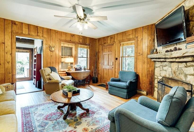 Peaceful Hendersonville Cabin   Hot Tub & Fire Pit