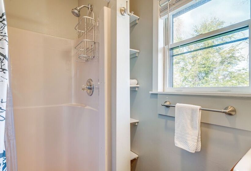 Peaceful Hendersonville Cabin   Hot Tub & Fire Pit