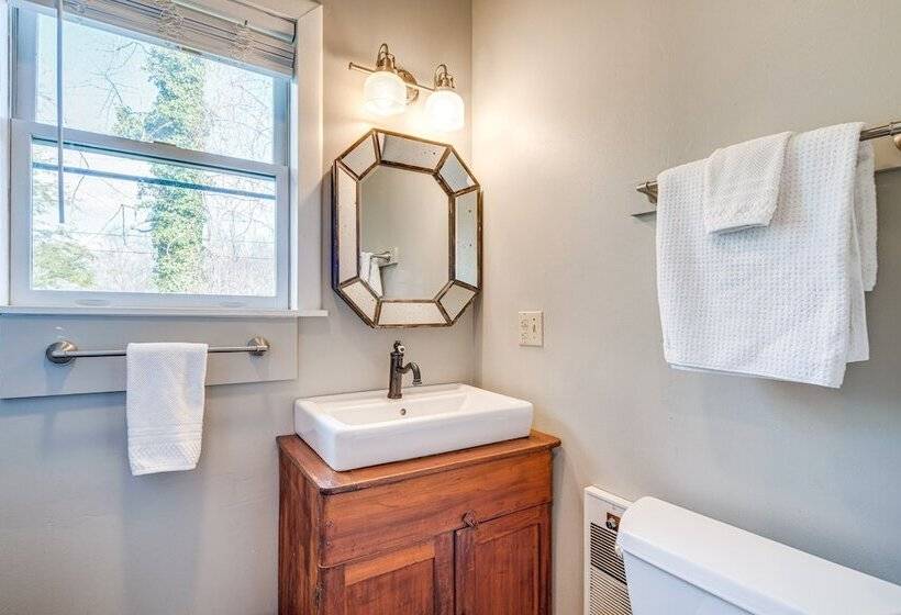 Peaceful Hendersonville Cabin Hot Tub & Fire Pit