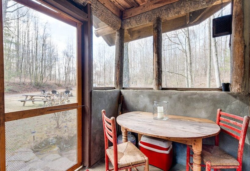 Peaceful Hendersonville Cabin   Hot Tub & Fire Pit