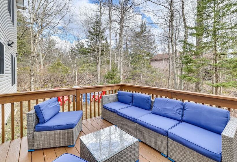 Peaceful Tobyhanna Home W/ Game Room & Fire Pit!