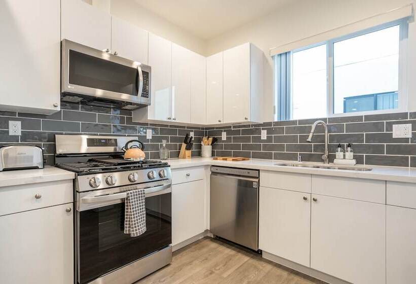 Periwinkle By Avantstay Walk To Staples, Rooftop