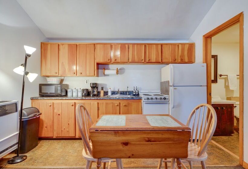 Pet Friendly Laconia Cabin W/ Fireplace + Deck!