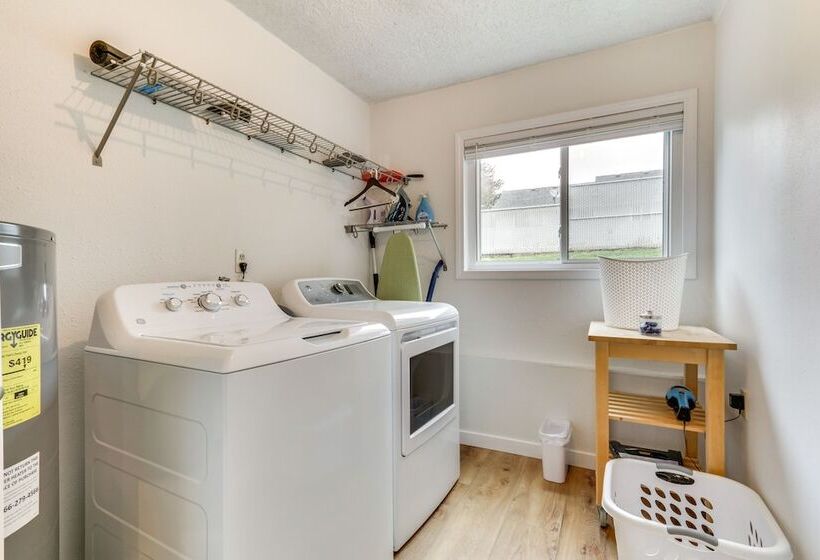 Pet Friendly Vancouver Retreat W/ Home Gym & Grill