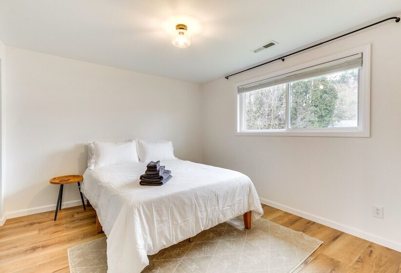 Pet Friendly Vancouver Retreat W/ Home Gym & Grill