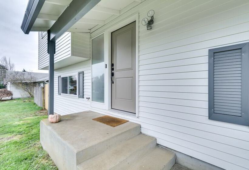 Pet Friendly Vancouver Retreat W/ Home Gym & Grill