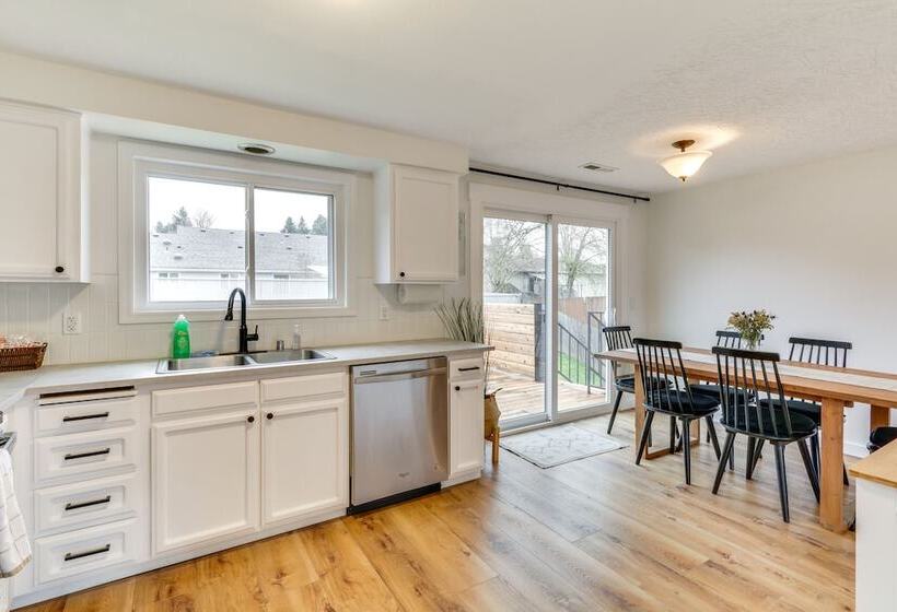 Pet Friendly Vancouver Retreat W/ Home Gym & Grill