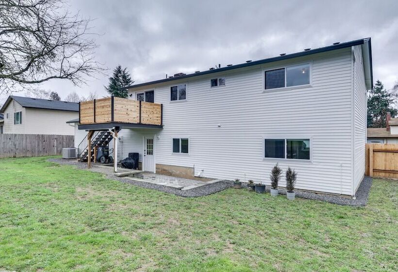 Pet Friendly Vancouver Retreat W/ Home Gym & Grill