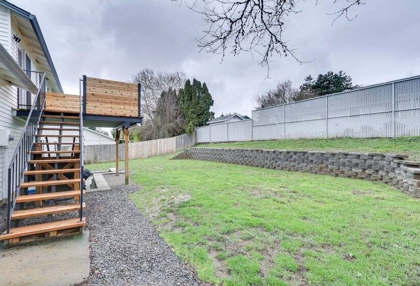 Pet Friendly Vancouver Retreat W/ Home Gym & Grill