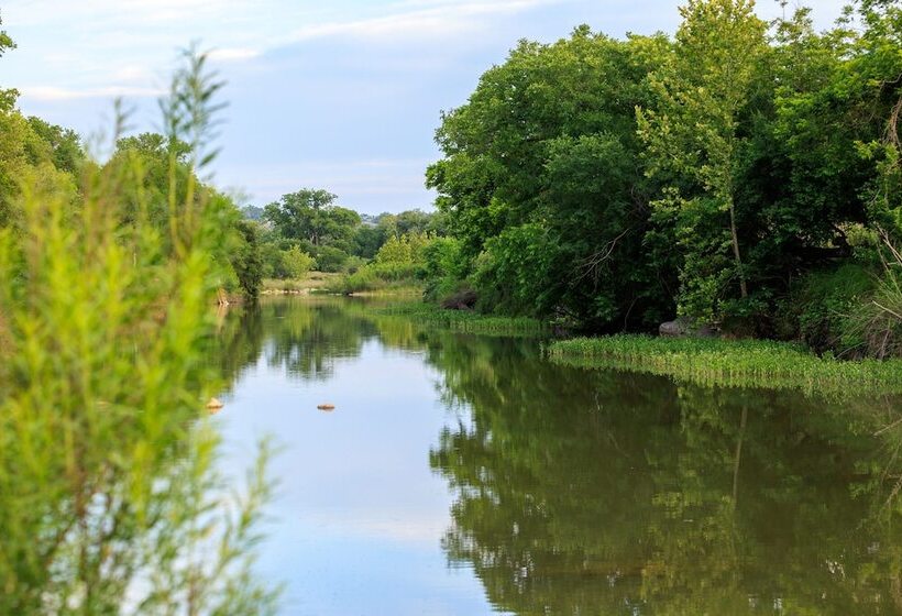 Primrose Waterfront With Hot Tub