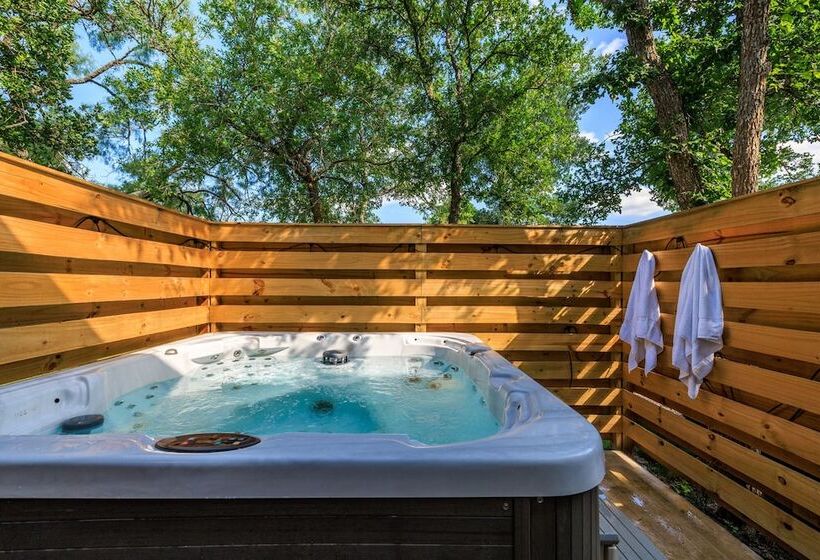 Primrose Waterfront With Hot Tub