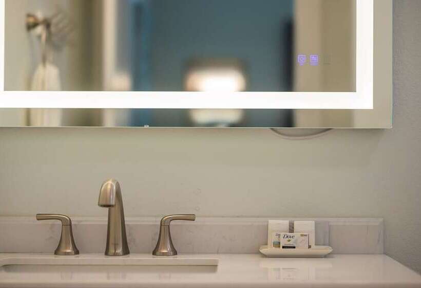 Primrose Waterfront With Hot Tub