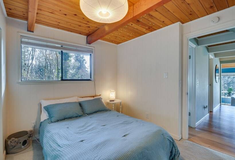 Renton Home W/ Fire Pit: Steps To Lake Access!