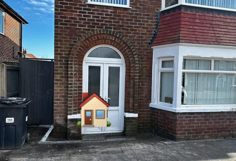 דירת נופש 3 Bed House In Blackpool With Cinema & Hot Tub