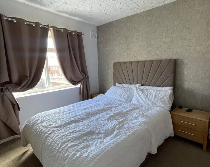 דירת נופש 3 Bed House In Blackpool With Cinema & Hot Tub