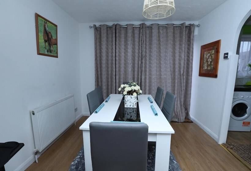 דירת נופש Beautiful 4 Bed House In Erith