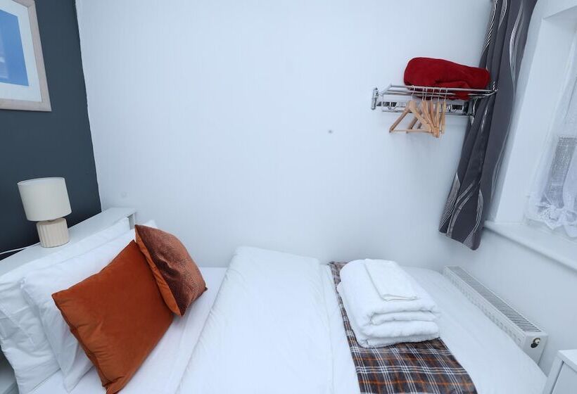 דירת נופש Beautiful 4 Bed House In Erith