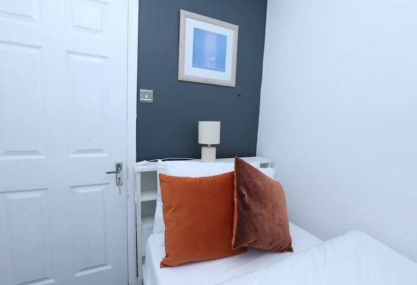 דירת נופש Beautiful 4 Bed House In Erith