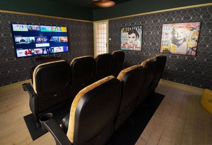 Резиденция Deluxe 2/3 Bed Hottub Skytv