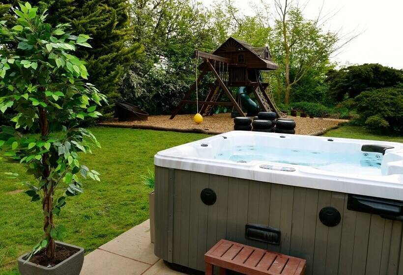 Резиденция Deluxe 2/3 Bed Hottub Skytv