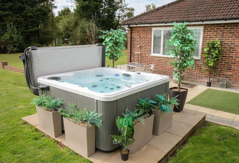 Резиденция Deluxe 2/3 Bed Hottub Skytv