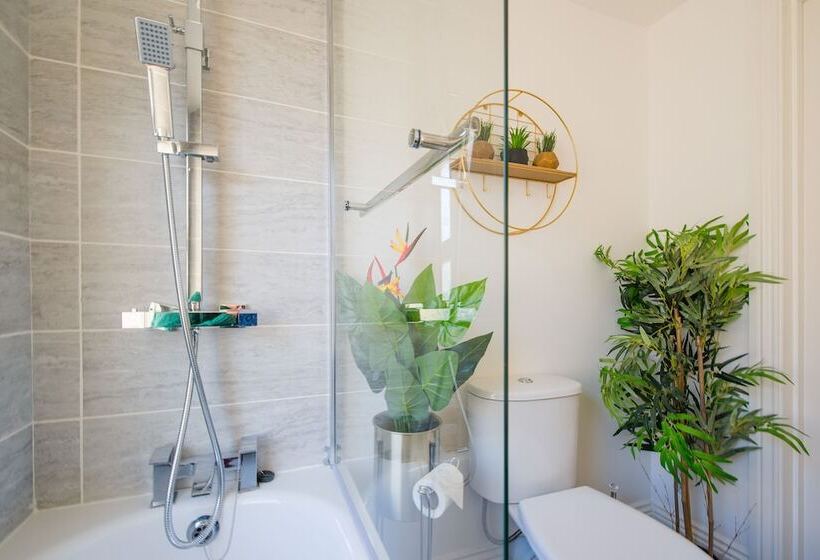 דירת נופש Charming 1 Bed House In London