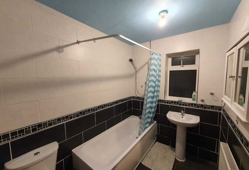 إقامة Detached 4 Bed House In Leeds