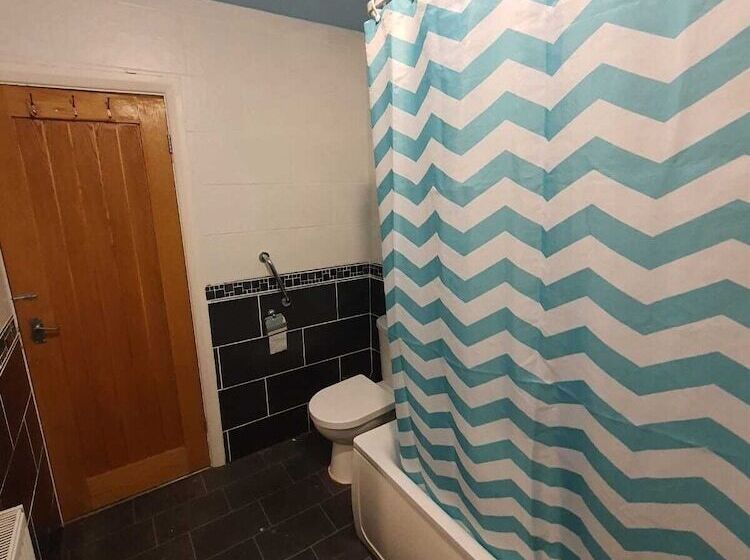 إقامة Detached 4 Bed House In Leeds