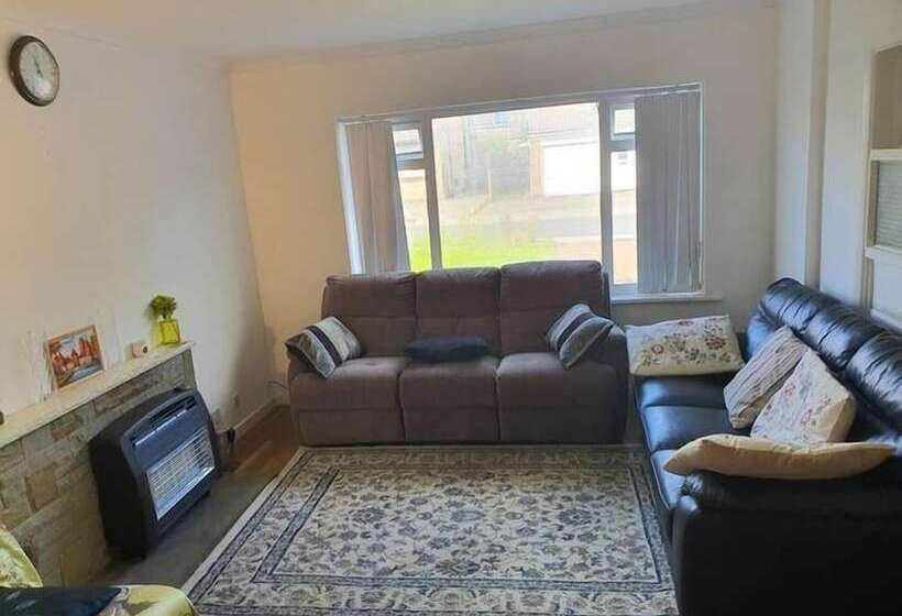 住所  Detached 4 Bed House In Leeds