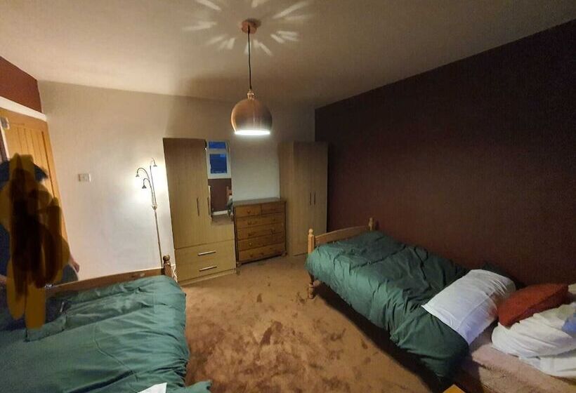 住所  Detached 4 Bed House In Leeds