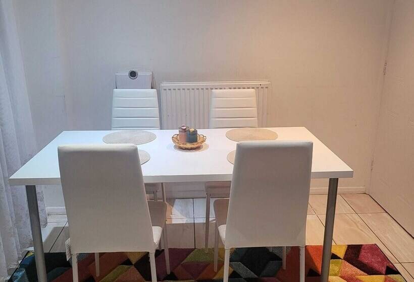 Резиденция Exquisite 3 Bed Royal Pearl Home In Greater London