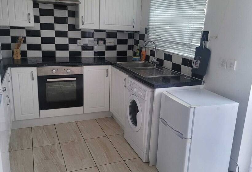 Резиденция Exquisite 3 Bed Royal Pearl Home In Greater London