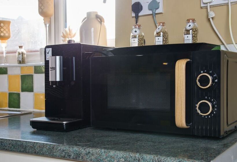 إقامة Immaculate 2 Bed House In London