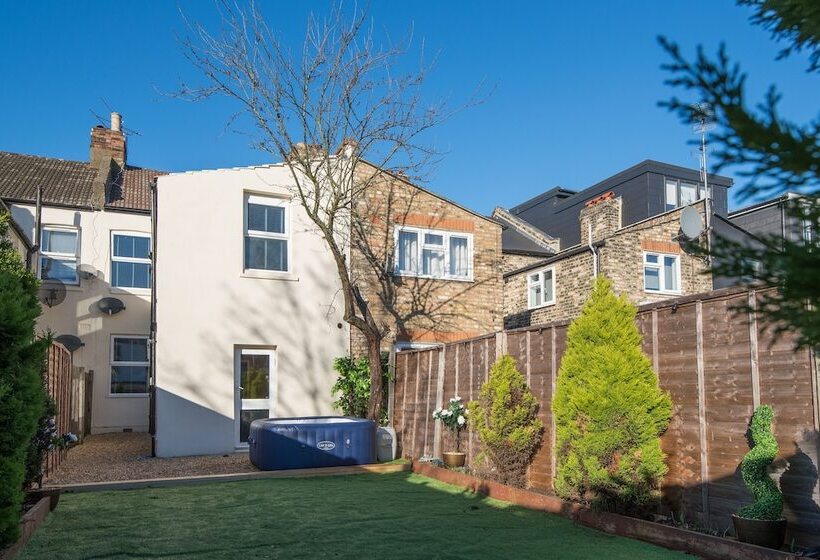 レジデンス Immaculate 2 Bed House In London