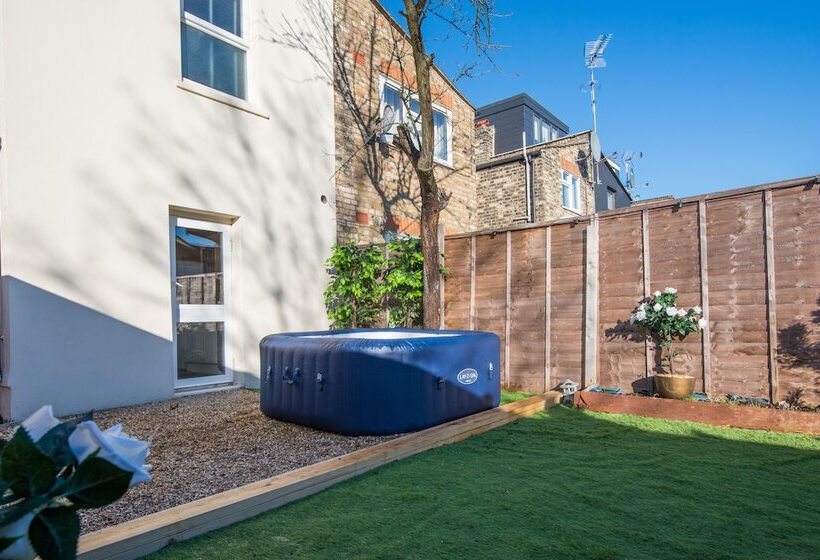レジデンス Immaculate 2 Bed House In London