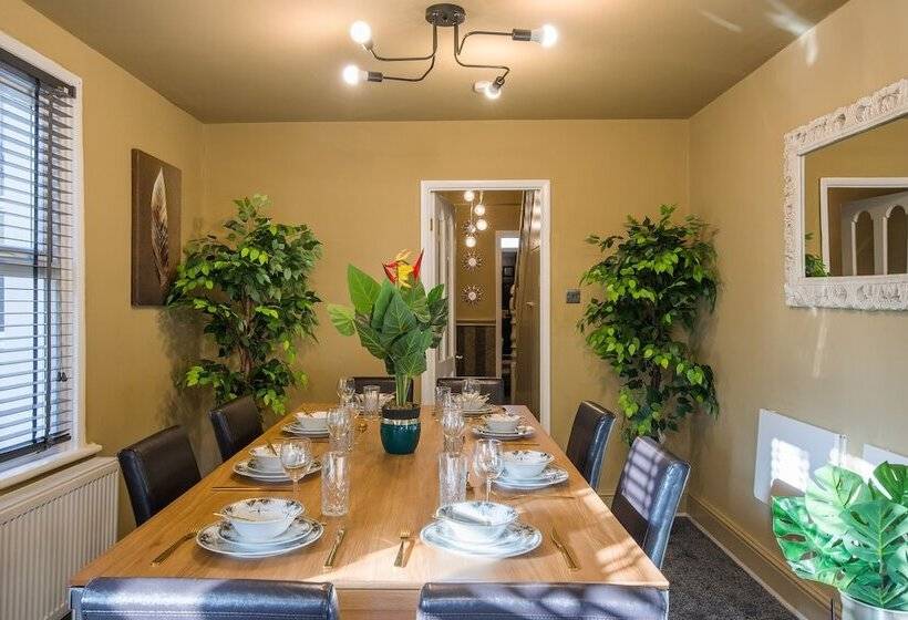 إقامة Immaculate 2 Bed House In London