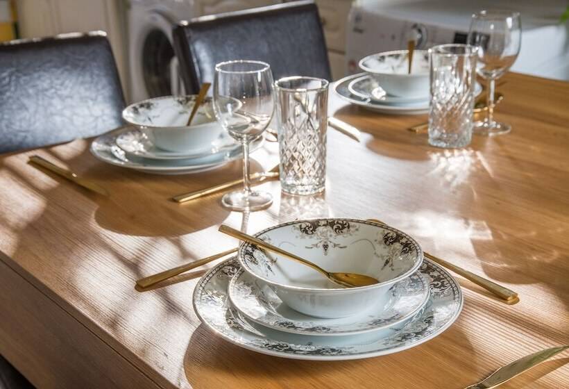 レジデンス Immaculate 2 Bed House In London