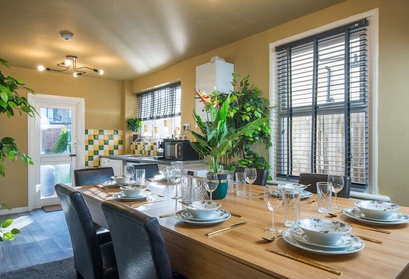 レジデンス Immaculate 2 Bed House In London